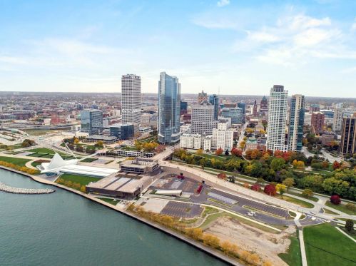 1028 Juneau Ave, Milwaukee WI  53202-2933 exterior