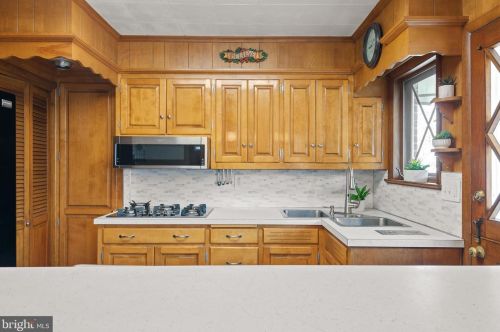 744 New Holland Ave, Lancaster PA 17602-2136 exterior