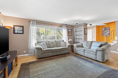 5551 Navajo Ave, Milwaukee, WI 53217-5040