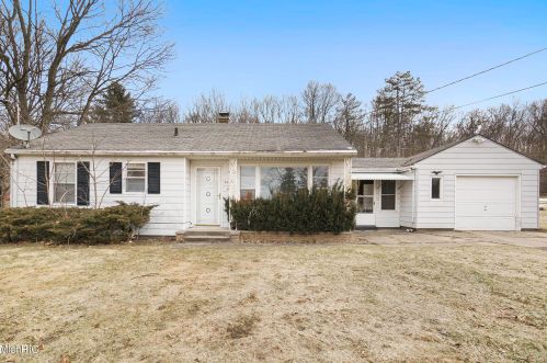 9458 Riverview Dr, Kalamazoo, MI 49004-8657