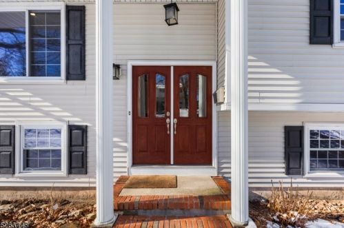 44 Edgemere Rd, Livingston, NJ 07039-2807