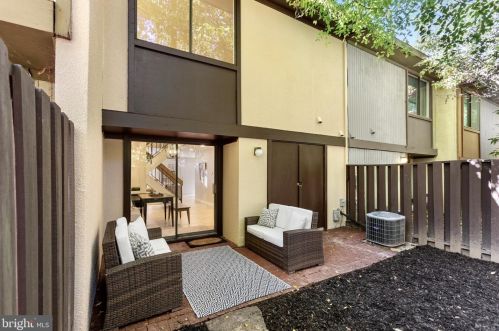 12124 Captiva Ct, Herndon VA 20191-1205 exterior