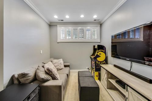 1542 Oakdale Ave, Chicago IL 60657-4024 exterior