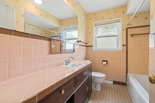 7255 Seneca Ave, Milwaukee WI 53217-3870 exterior