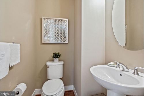 900 King Farm Blvd, Rockville MD  20850-6610 exterior