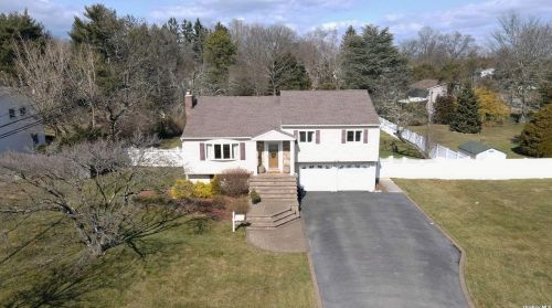 4 Cutchogue Ln, Commack NY  11725-4207 exterior