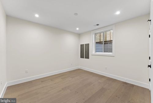 1327 Mayflower Dr, Mc Lean VA 22101-3405 exterior