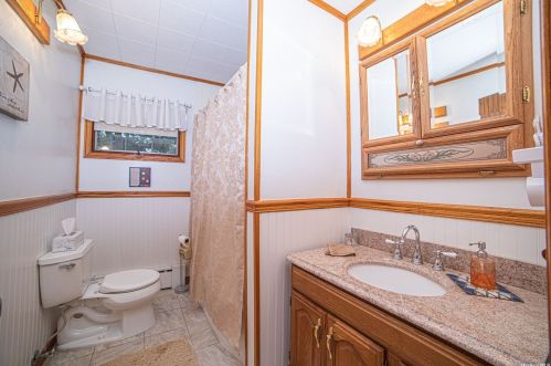 1 Gaulton Dr, Babylon NY 11703-2315 exterior