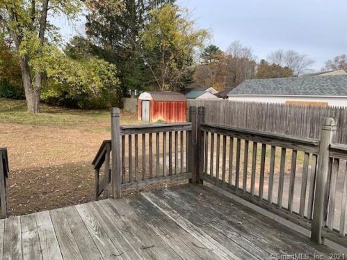 4 Arrow St, Enfield CT 06082-4637 exterior