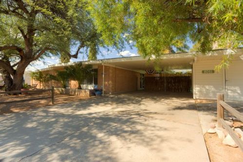 8051 Hawthorne St, Tucson, AZ 85710-1637