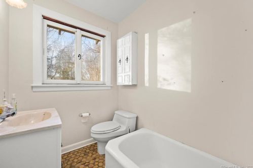 51 Lyons Plains Rd, Westport CT 06880-1305 exterior