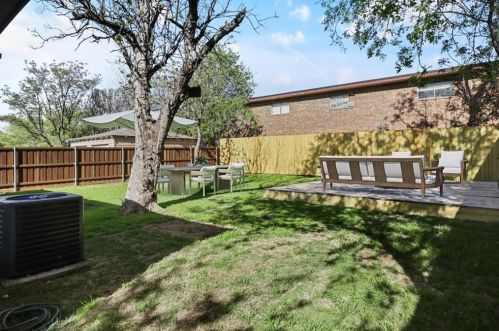 2521 Amelia St, Dallas TX  75235-8222 exterior