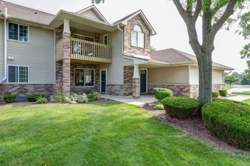 4771 Maple Leaf Cir, Milwaukee, WI 53220-2782