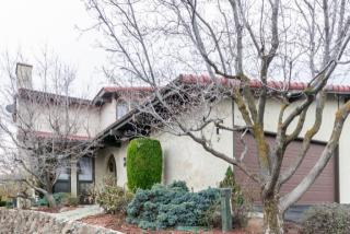 2 Crest Cir, Yakima, WA 98908-2519