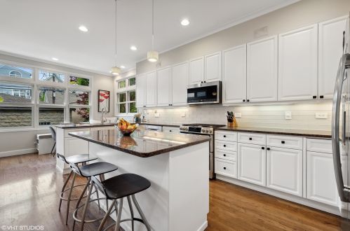 1118 Wolfram St, Chicago IL 60657-4329 exterior