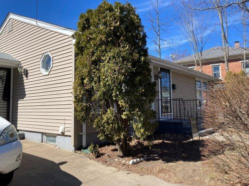 90 Grosvenor Ave, Providence, RI 02908-4225