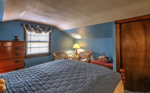 130 Mary Ellen Dr, Milford CT 06460-6928 exterior