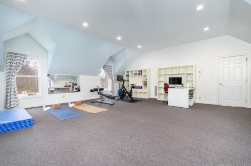 10 Woodway Ln, Wilton CT 06897-4730 exterior