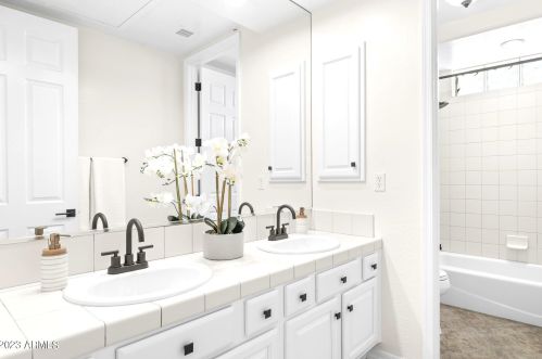 527 Briles Rd, Phoenix AZ  85085-0632 exterior