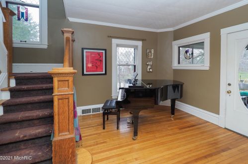 1602 Grand Ave, Kalamazoo MI 49006-4489 exterior