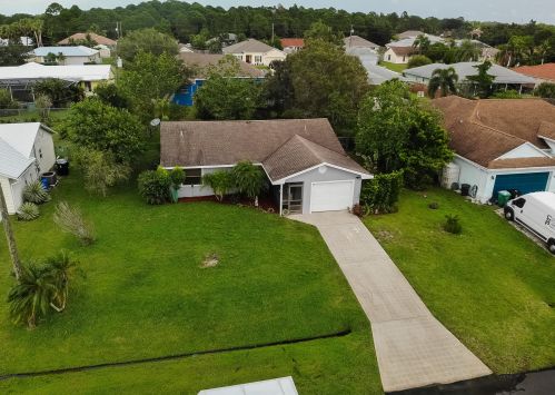 1065 Dubuque Ave, Fort Pierce FL 34953-3243 exterior