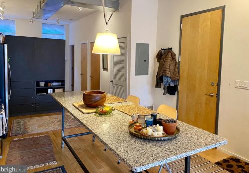 136 3rd St, Philadelphia PA  19106-1814 exterior