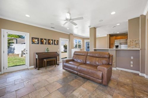 2548 Mesa Dr, Oceanside CA 92054-3715 exterior