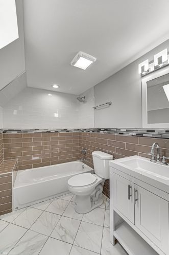 7705 Bennett Ave, Chicago IL  60649-4605 exterior