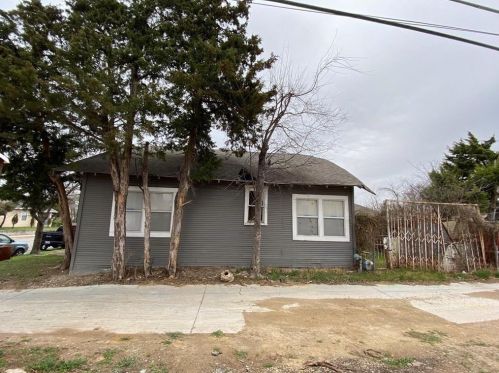 801 Cristler Ave, Dallas TX  75223-1350 exterior