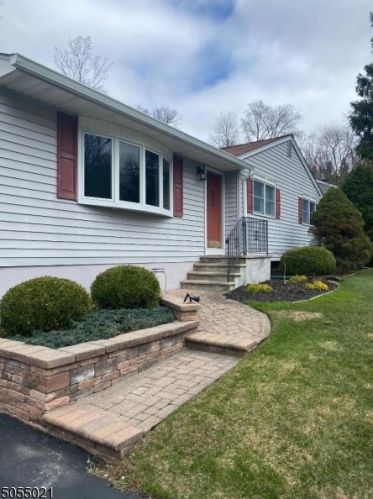 5 Linden Dr, Sparta, NJ 07871-3723