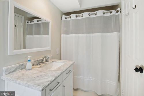 1006 Farm Haven Dr, Rockville MD 20852-4244 exterior