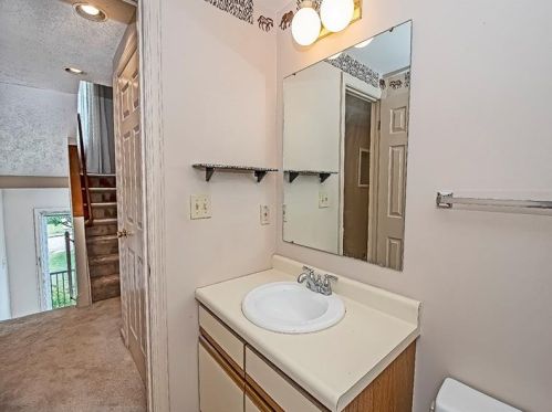 651 Newport Dr, Pittsburgh PA  15235-3226 exterior