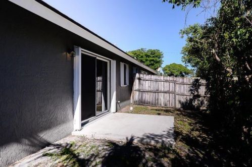 620 Oak St, Boynton Beach FL 33435-2807 exterior