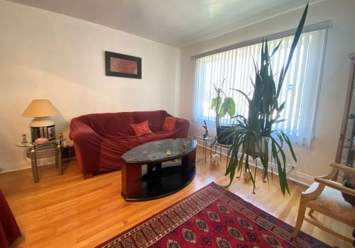 9241 Saginaw Ave, Chicago, IL 60617-4152