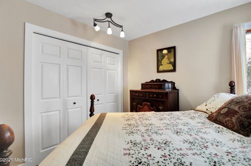 901 Marshall St, Portland MI 48875-1372 exterior