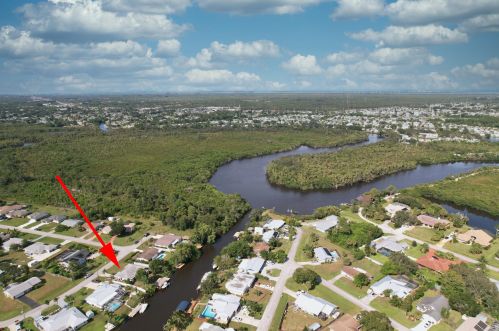 727 Calmoso Dr, Fort Pierce FL 34983-2208 exterior