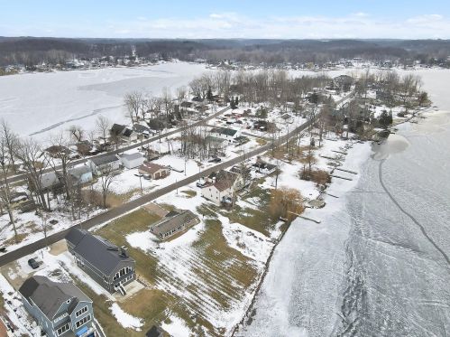 65526 Peninsula Dr, Cassopolis MI 49031-8530 exterior