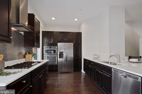 724 Diamond Ave, Alexandria VA 22301-1748 exterior