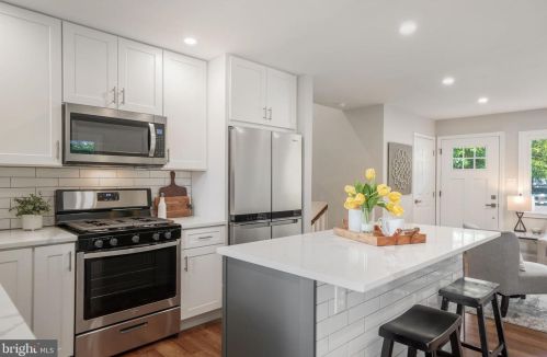 2809 James Dr, Alexandria VA  22303-1338 exterior