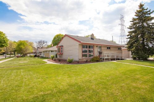 9905 Montana Ave, Milwaukee WI 53227-3327 exterior