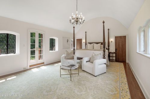 33 Midwood Rd, Greenwich CT 06830-3800 exterior