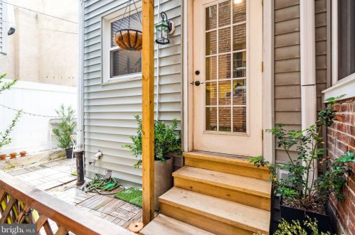 240 Fairmount Ave, Philadelphia PA  19123-2928 exterior