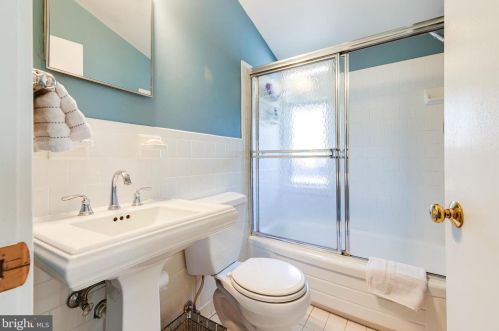 7804 Ridgecrest Dr, Alexandria VA 22308-1053 exterior