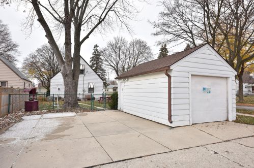 3802 20th St, Milwaukee, WI 53221-1515