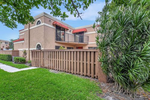 8225 Thames Blvd, Boca Raton, FL 33433-8306