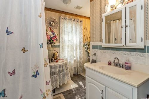 66 Ave, Valley Stream NY 11580-3230 exterior