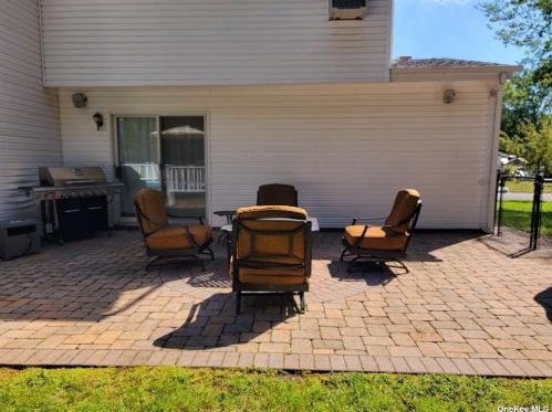 38 Fuller St, Huntington Station NY 11746-6657 exterior