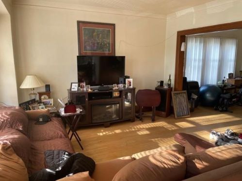 3894 5th St, Milwaukee, WI 53207-3808