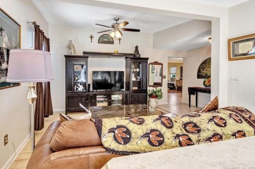 143 St, Seymour CT 06483-2910 exterior