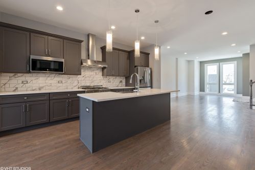 4317 Calumet Ave, Chicago, IL 60653-3305